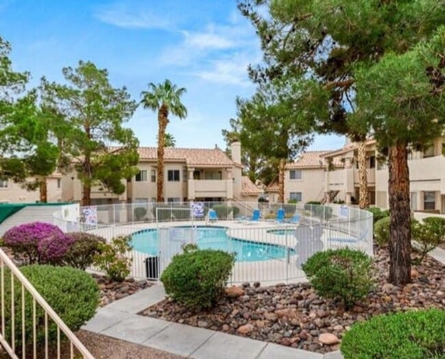Building Photo - Don't miss this Desirable Spacious top-floor 2 bedroom condo located in Summerlin