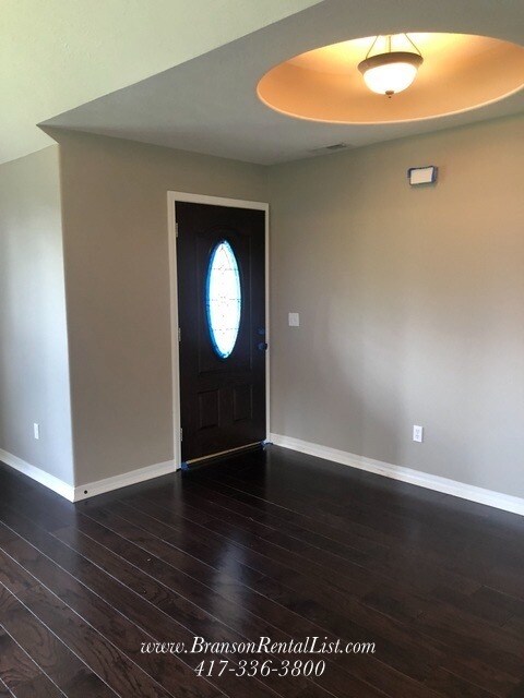Building Photo - Over 2,000 sqft on one level