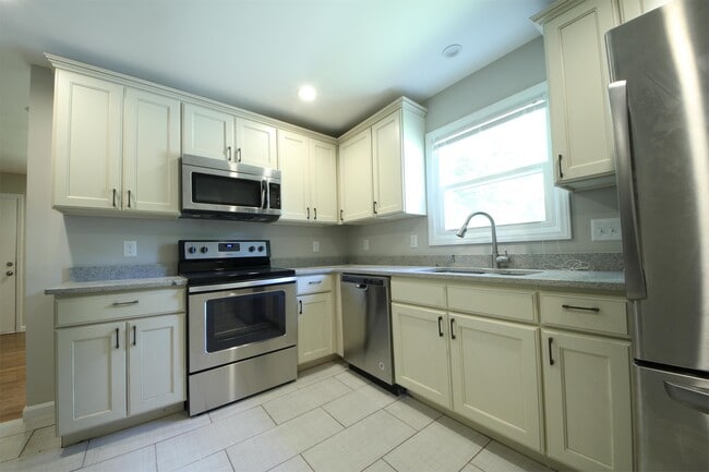 Building Photo - 4736 Monmouth Dr