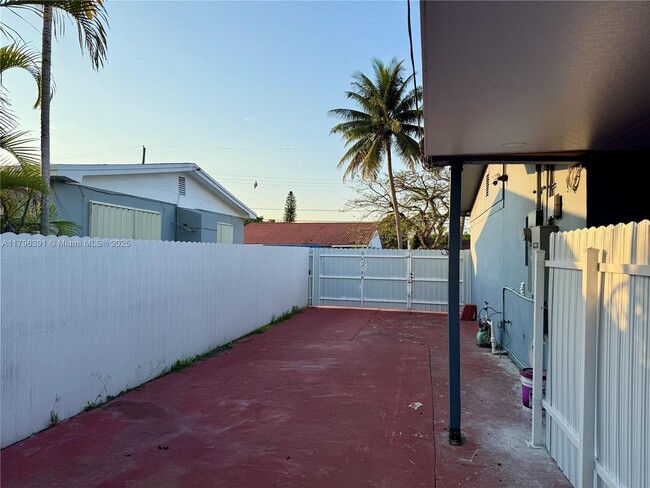 Building Photo - 706 W 40th Pl