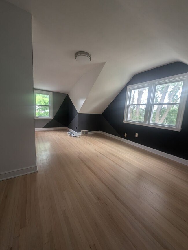 Building Photo - Charming Garden Oasis in West St. Paul – F...