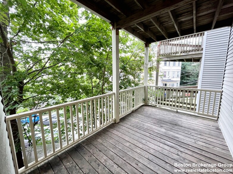 Building Photo - 7 Iroquois St