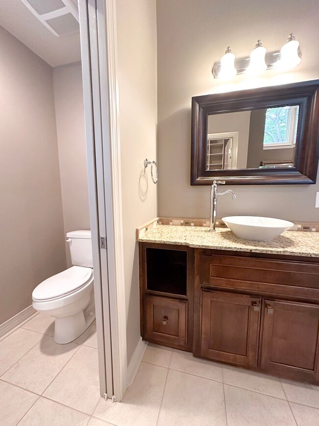 Building Photo - 3 Bedroom House: Walking Distance to Campu...