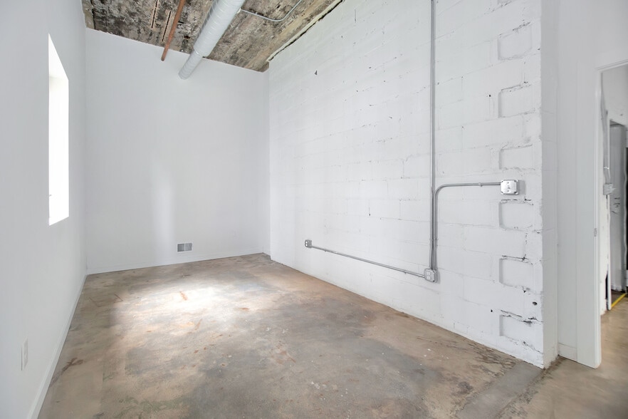 Building Photo - 470 Brainard St