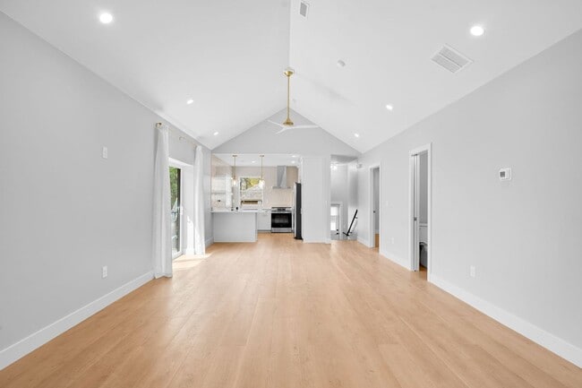 Building Photo - Remodeled 4BD, 3.5BA Home in South Park Hill with 2-Car Garage