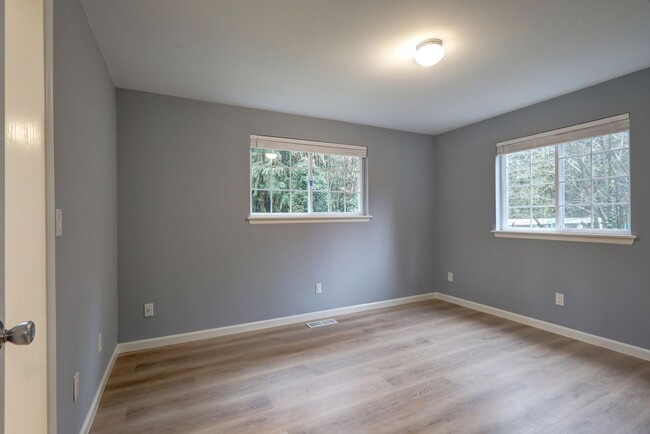 Building Photo - Beautifully Updated Rambler Available in W...