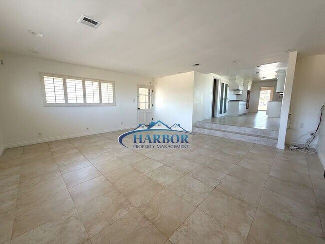 Building Photo - 1630 Miracosta St