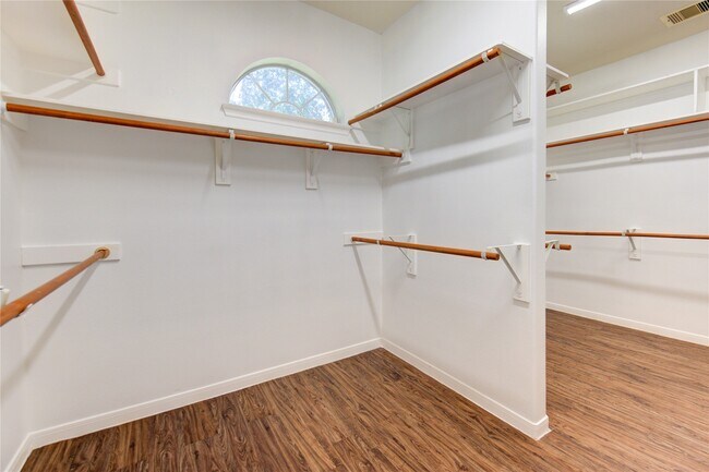 Building Photo - 7323 Sunset Bend Ln