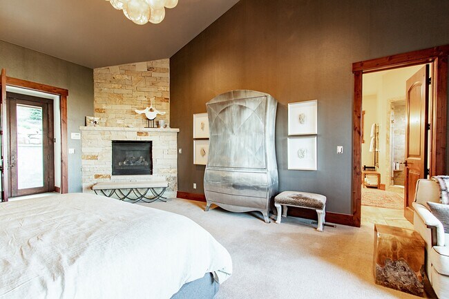 Building Photo - 5440 Cove Hollow Ln