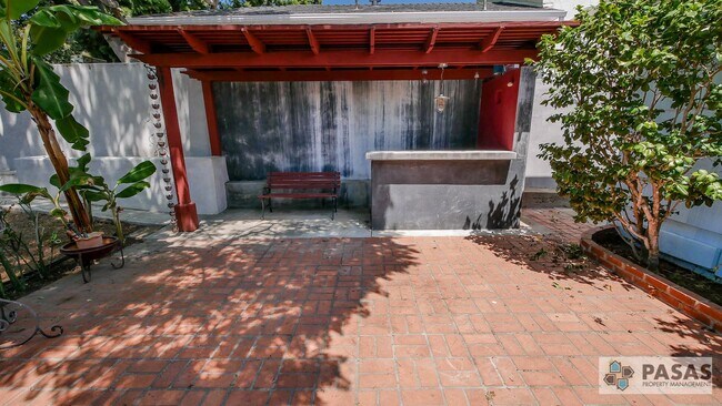 Building Photo - 1018 Santa Barbara St