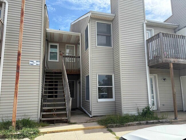 Building Photo - 700 N Franklin Blvd
