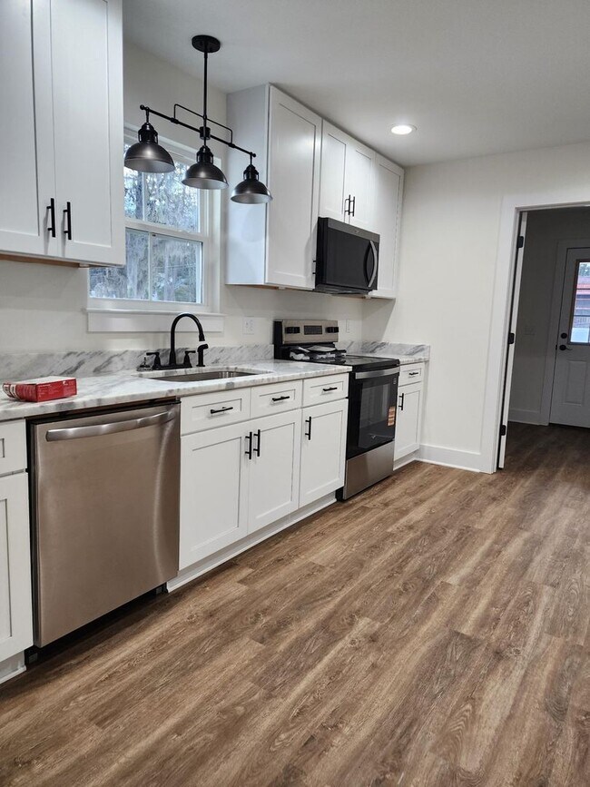 Building Photo - 3 Bedroom 2 Bathroom New Home