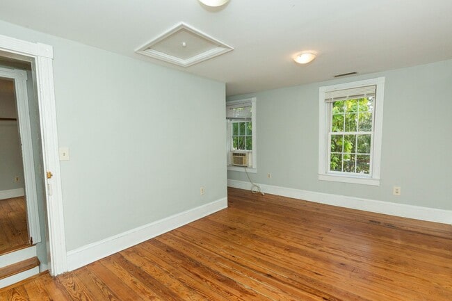 Building Photo - 2 Bed, 2 Bath Farmhouse-Style Home in Kear...
