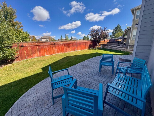Building Photo - Large 4 bedroom home with a Fully Finished...