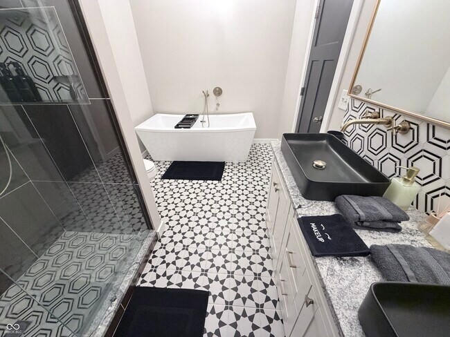 Building Photo - 656 N Beville Ave