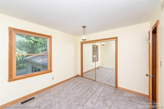 Building Photo - 7870 Chamberlin Rd