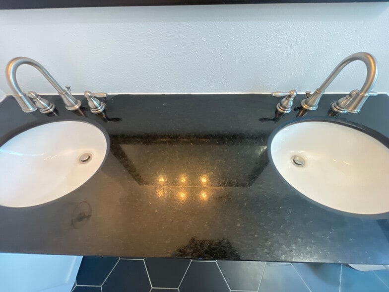 Building Photo - Room in House on Southwest Dr