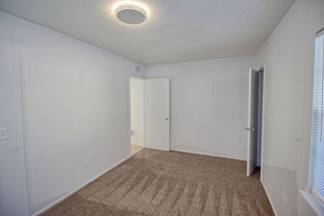 Building Photo - 1300 E Muriel St