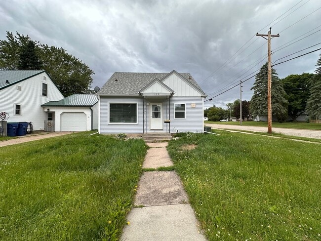 Building Photo - Recently Renovated Single Family Home Avai...