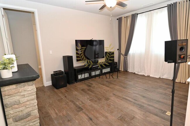 Building Photo - 1439 E Via Albero Dr
