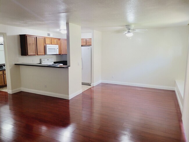 Building Photo - *Great 3 Bedroom Condo in Lakes Area*