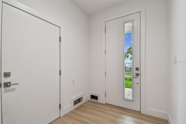 Building Photo - 3826 Pompano Dr SE