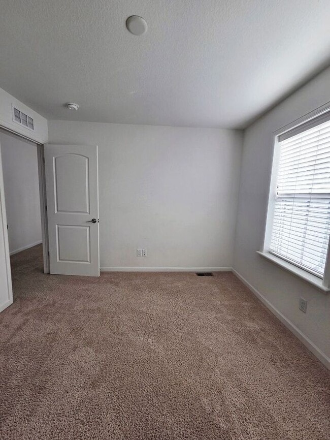 Building Photo - Cute Spacious Townhome in Prime Location – Available Now!