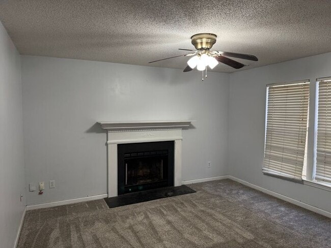 Building Photo - Northlake Mall Location!! Nice house with ...