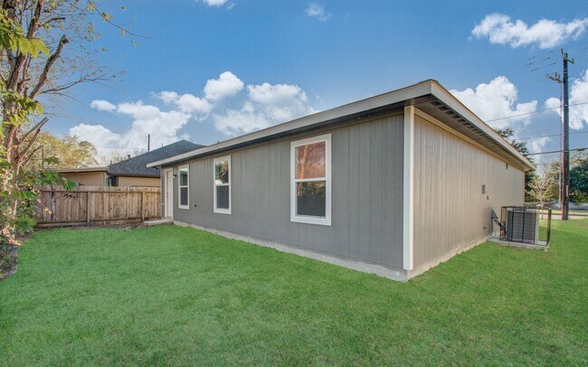 Building Photo - 6202 N Wayside Dr