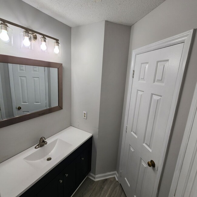 Building Photo - 3 Bedroom Townhome For Rent