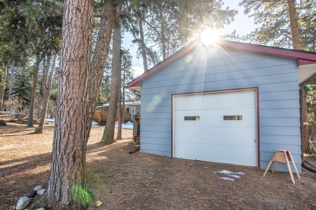 Building Photo - Move in ready home on Parkview