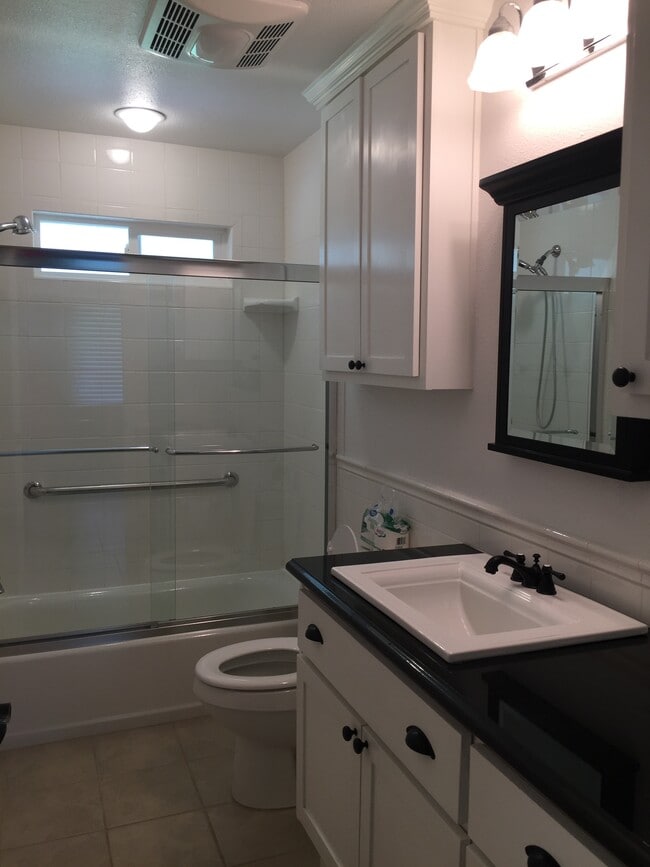 Building Photo - 709 Palomas Dr NE
