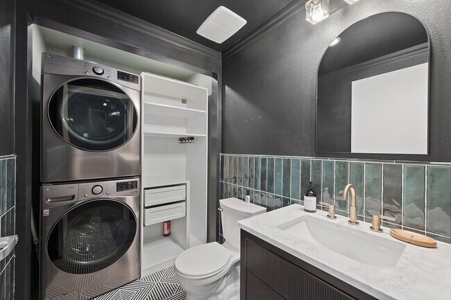 Building Photo - $3,695 - 1 Bed + Den / 1.5 Bath Condo at Parkloft Residence in Downtown San Diego
