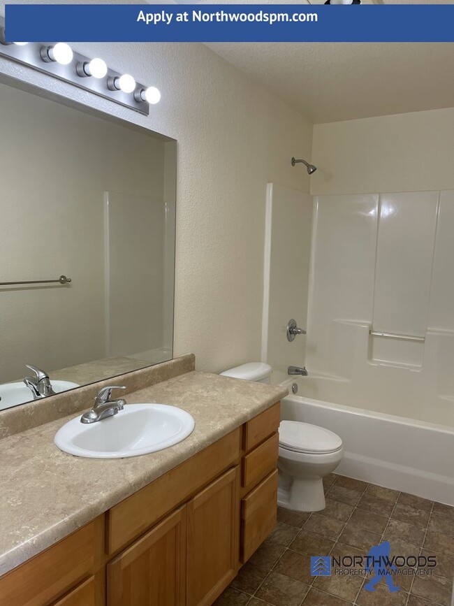 Building Photo - Very Nice 2 Bedroom 2 Bath 2 Story Townhom...