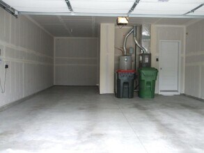 Building Photo - Beautiful  4 bed, 2.5 bath 2 car with extra deep bay and an additional office