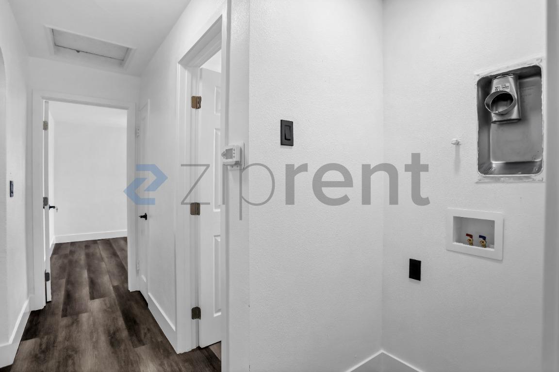 Building Photo - Unit 807