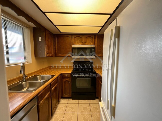 Building Photo - 405 E Bruce Ave