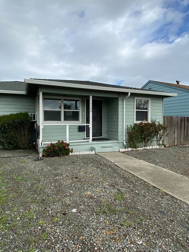 Building Photo - Rent Reduction!! 1bed/1bath Duplex within walking distance of Downtown Fairfield
