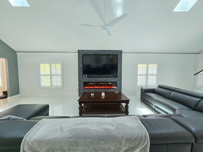 Building Photo - SEASONAL RENTAL - Luxury by the Beach!