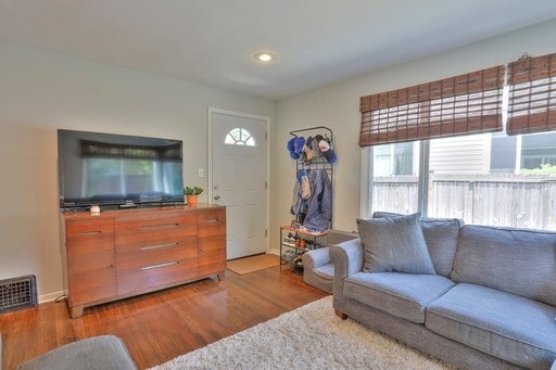 Building Photo - New Price! Beautiful 3 Bedroom home in des...