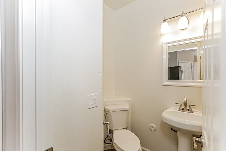 Building Photo - 9032 W Preston Ln