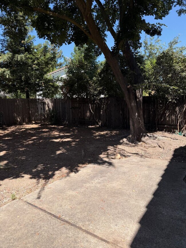 Building Photo - Gated Community Home in Cul-De-Sac