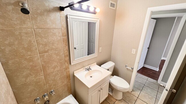 Building Photo - $300 off of a month of rent! Charming 3-Bedroom Home in Deltona! – Pets Welcome (Up to 30 lbs) – ...