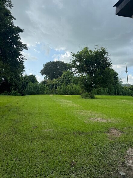 Backyard - 58430 Barrow St