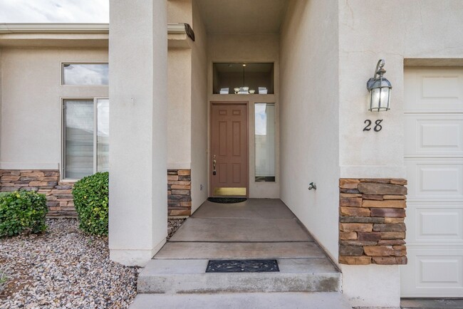 Building Photo - Pet Friendly home in Painted Desert