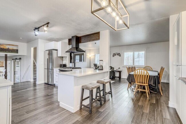 Building Photo - 2860 S Golden Way