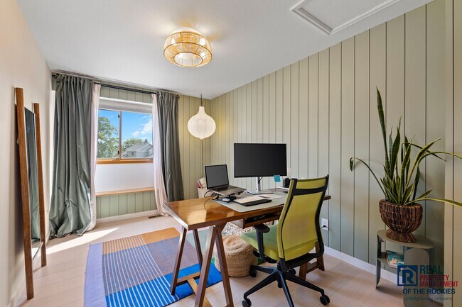 Building Photo - Beautiful Updated 5 Bed 3.5 Bath House in ...