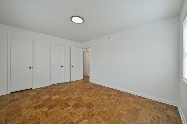 Building Photo - 6104 S Villa Ave