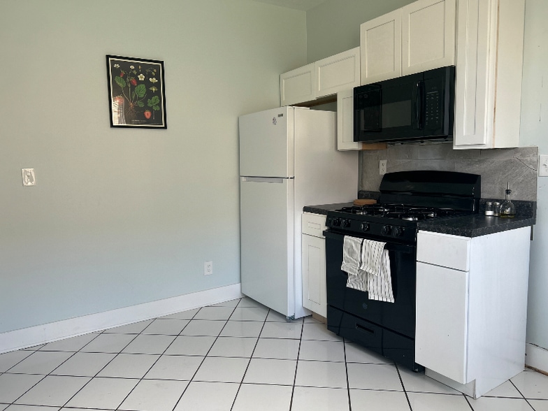 Building Photo - 875 Philip St