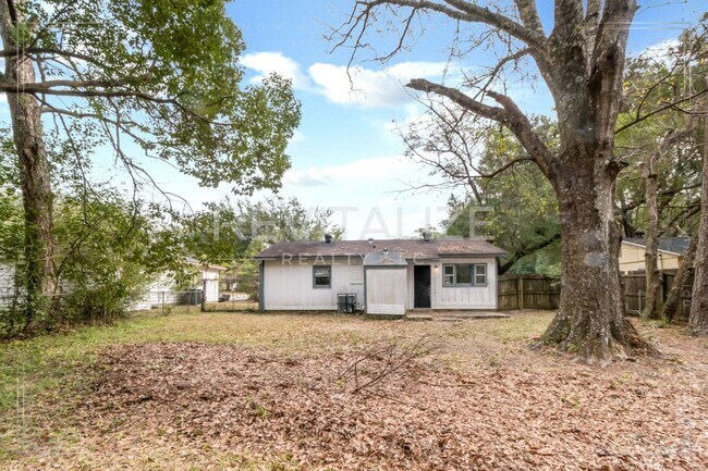 Building Photo - 3 Bed/1 Bath Home with Large Yard and Fence!